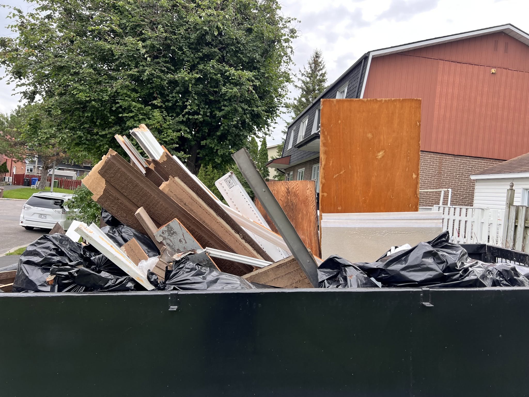 Rénovation résidentielle — planches, panneaux et sacs de chantier