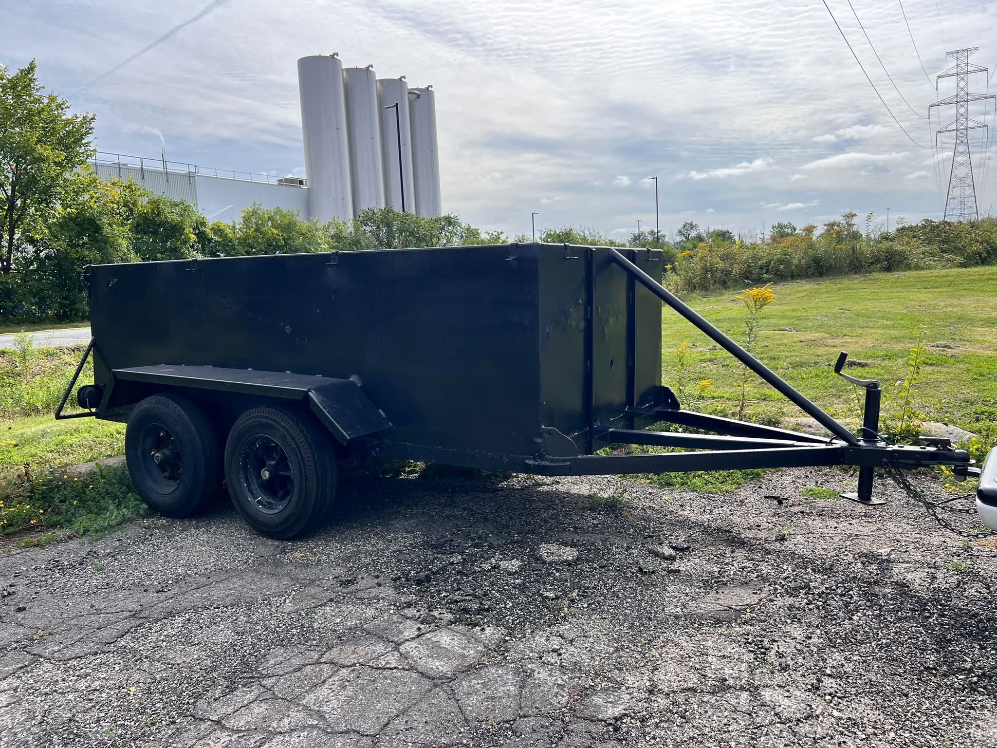 Remorque dompeuse tandem noire de Service DEA stationnée